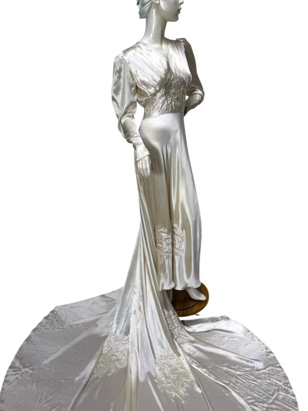 1930s Art Deco liquid satin wedding gown with trapunto embroidery and cathedral - Picture 3 of 16